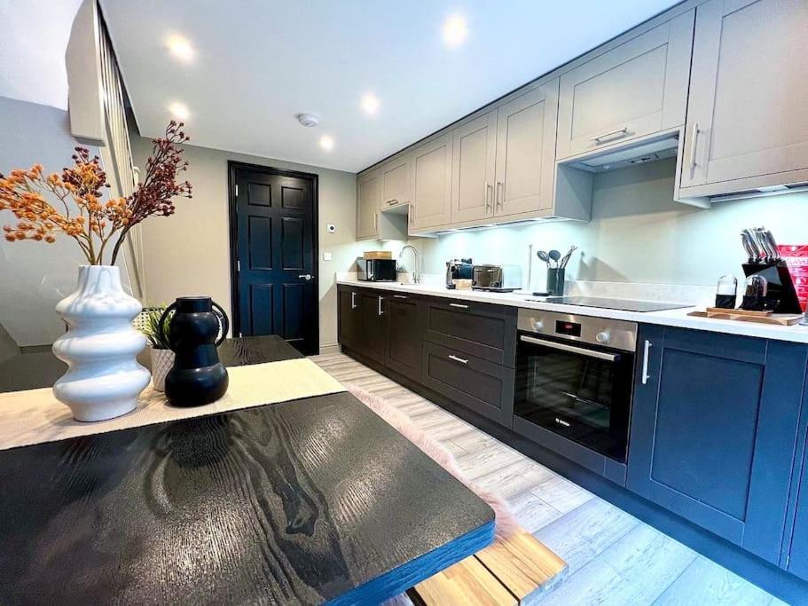 Fabulous Large Apartment In Great Location Бат Экстерьер фото